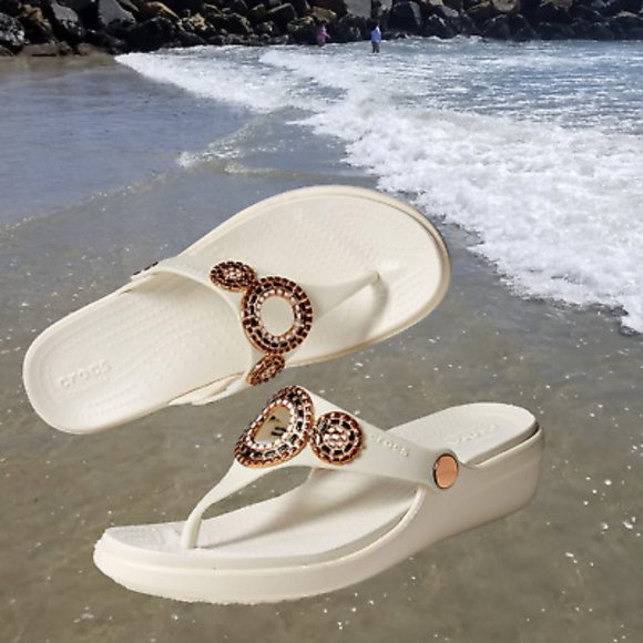 crocs women's sanrah diamante wedge flip